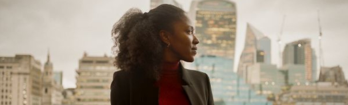 ΣΥΓΓΡΑΦΕΙΣ ΤΟΥ ΚΟΣΜΟΥ ΤΑΞΙΔΕΥΟΥΝ ΣΤΟ ΜΕΓΑΡΟ: NATASHA BROWN